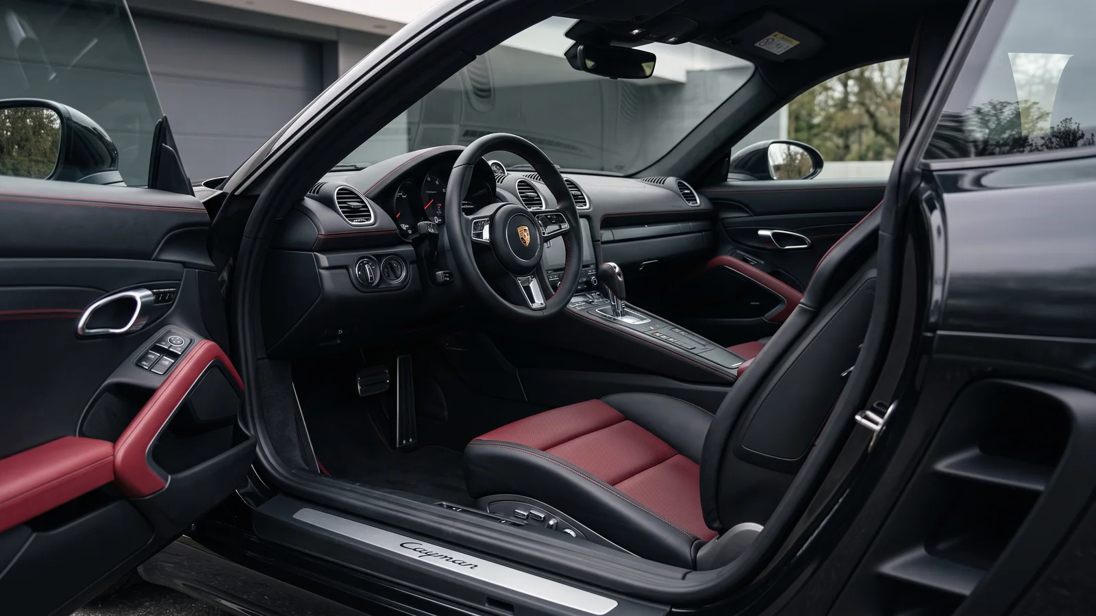 Black interior of the 718 Cayman with Bordeaux stitching