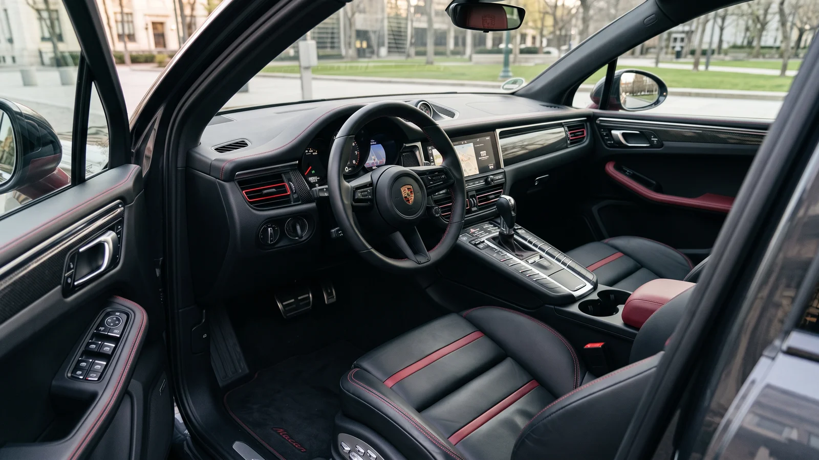 Black interior of the Macan with Bordeaux details